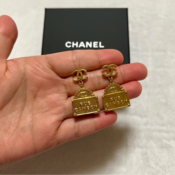 🏖️☀️SUMMER SALE☀️🏖️ Authentic Chanel XL Rue Cambon CC drop earrings GHW - Picture 5 of 8